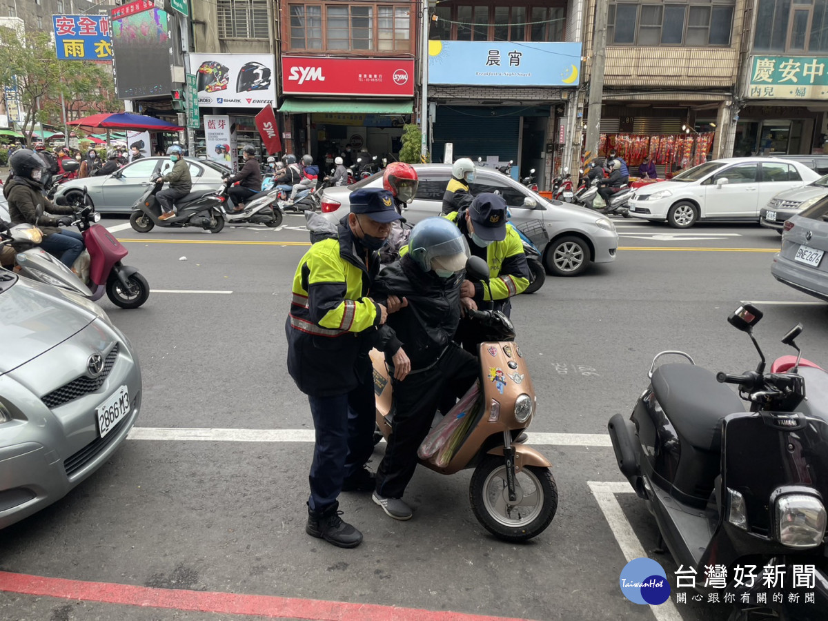 員警上前攙扶並將老人家扶坐路旁。