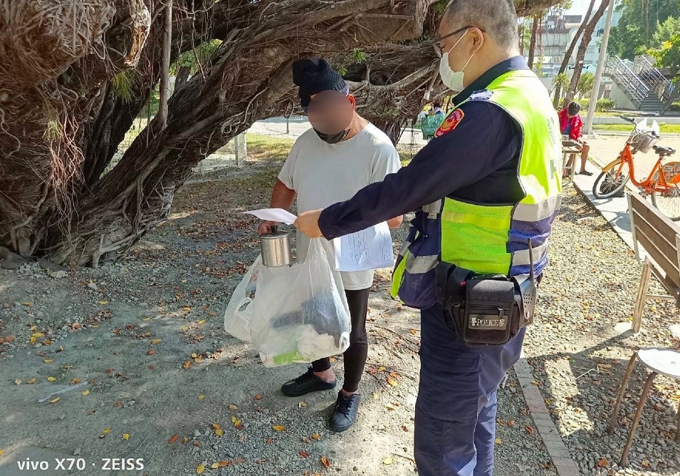 ▲年節前寒流來襲,中警三分局員警協助遊民安置庇護 (圖/台中市警察局 提供)