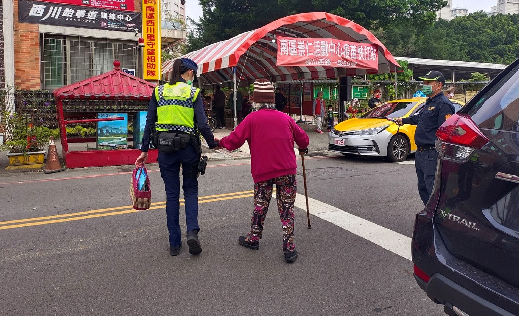 ▲ 員警貼心攙扶阿嬤，協助及時趕到疫苗快打站 (圖/台中市警察局 提供)
