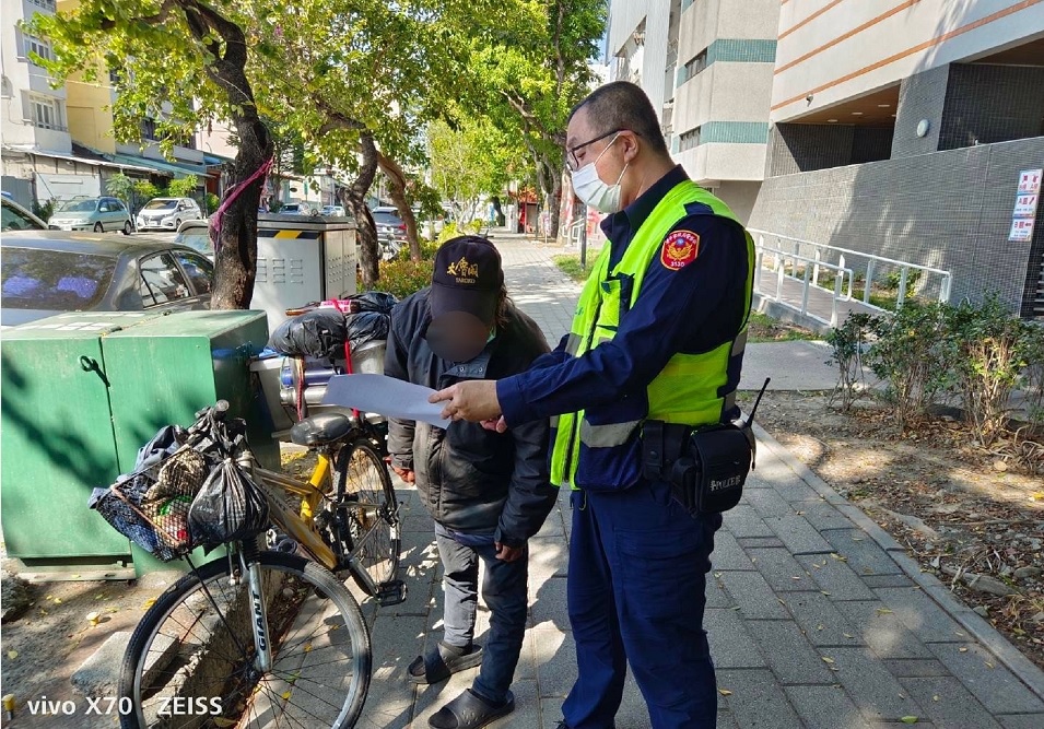 ▲年節前寒流來襲，中警三分局員警協助遊民安置庇護 (圖/台中市警察局 提供)
