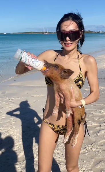 王思佳沙灘上辣「穿比基尼餵奶」真實身材曝 2萬粉驚:沒生過孩子吧