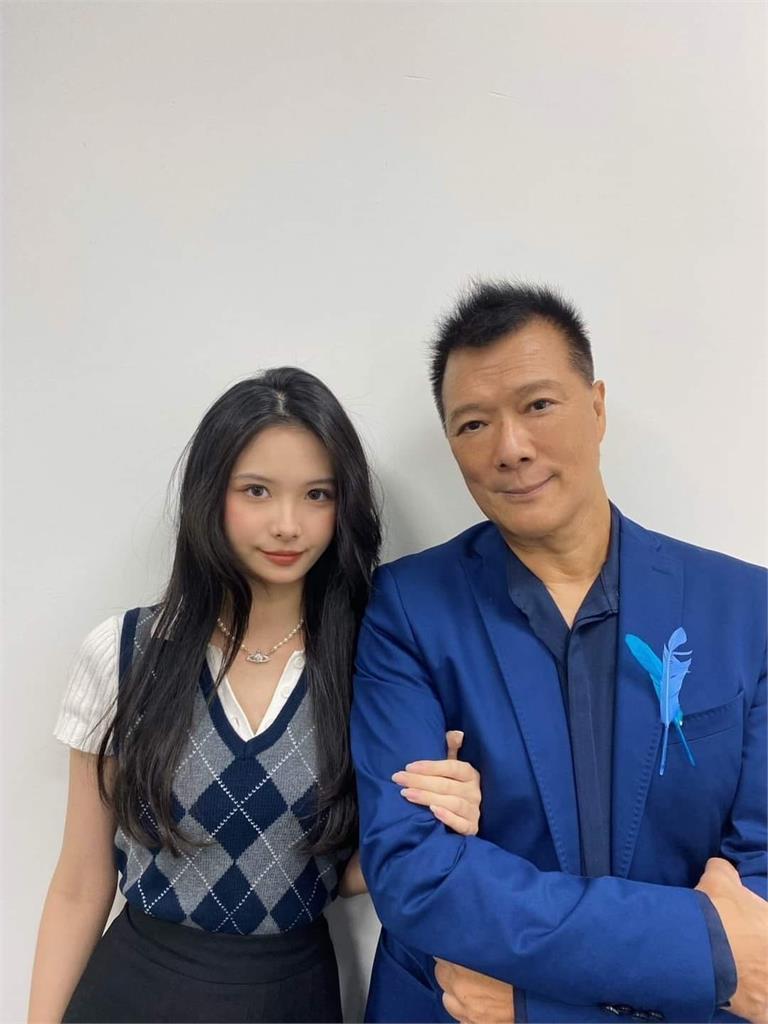 蔡詩萍「校花級女兒」正面無碼照被出賣!親密1舉動網暴動:要擔心了
