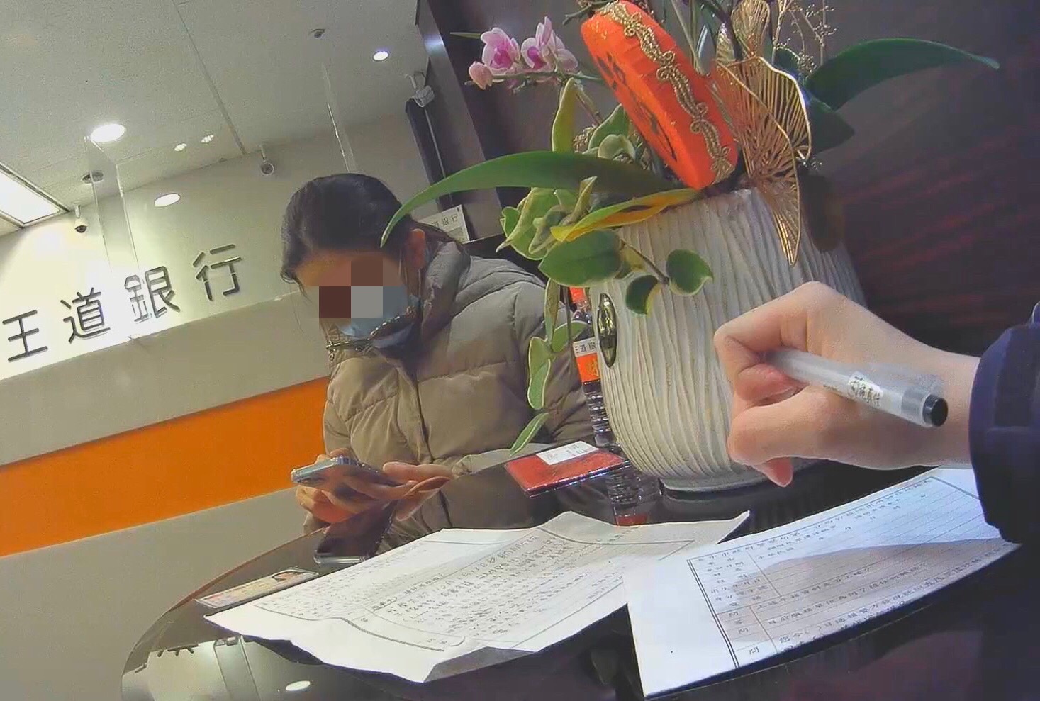 中市警一分局即時勸導成功阻詐,深獲民眾好評。(圖/記者謝榮浤翻攝)