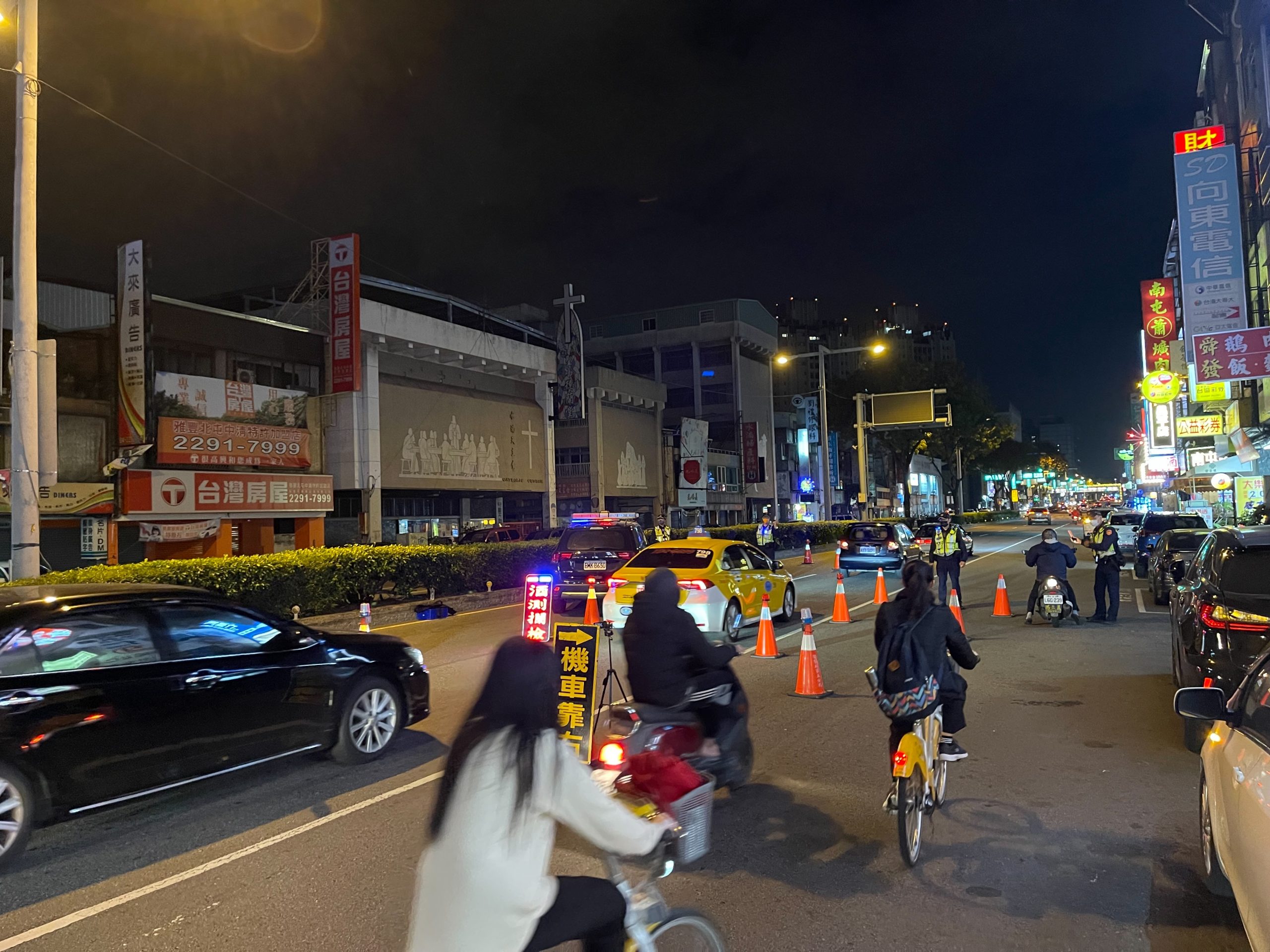 中市警五分局為維護交通安全,連假第一天由分局長陳松寅帶隊強化取締酒後駕車違規。(圖/記者謝榮浤翻攝)