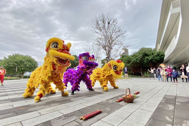 大年初一園區安排有祥獅獻瑞及戰鼓表演,現場財神爺11點發贈出限量樂透彩。 圖:滬尾藝文休閒園區/提供