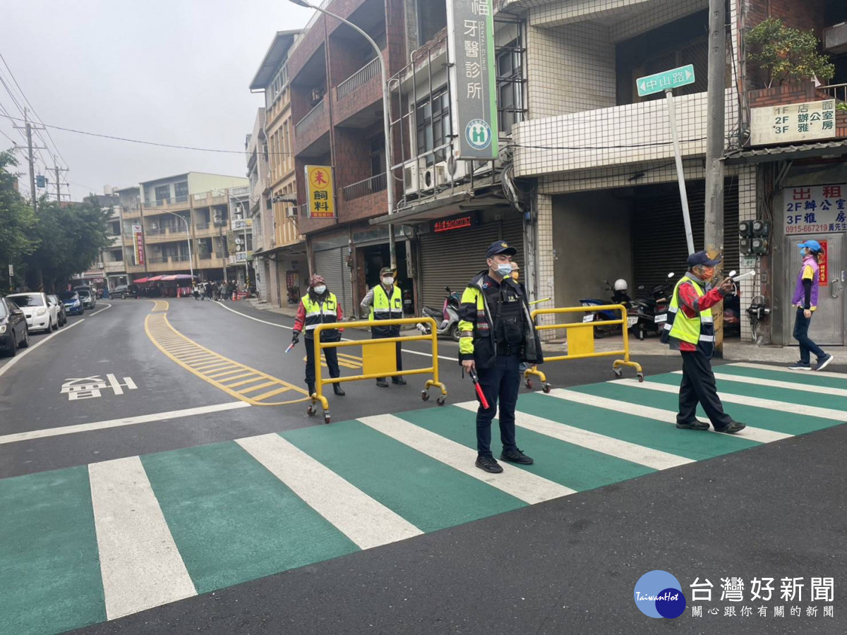 春節廟宇人潮多，大園警交通疏導管制。