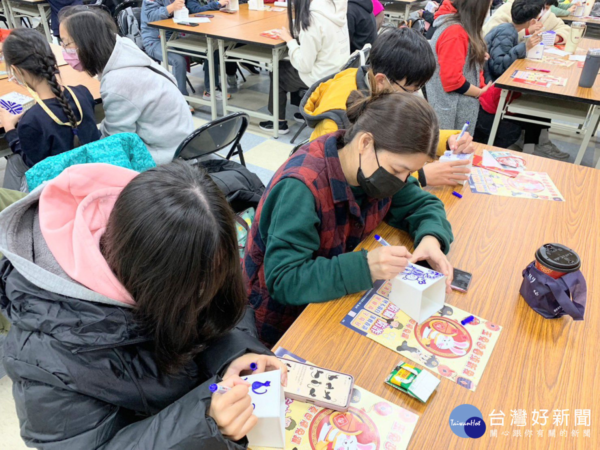 平鎮警分局辦理112年寒假少年犯罪預防宣導工作,舉辦「年假來降肉!多肉「藝」起 fun」活動<br /><br /> 。