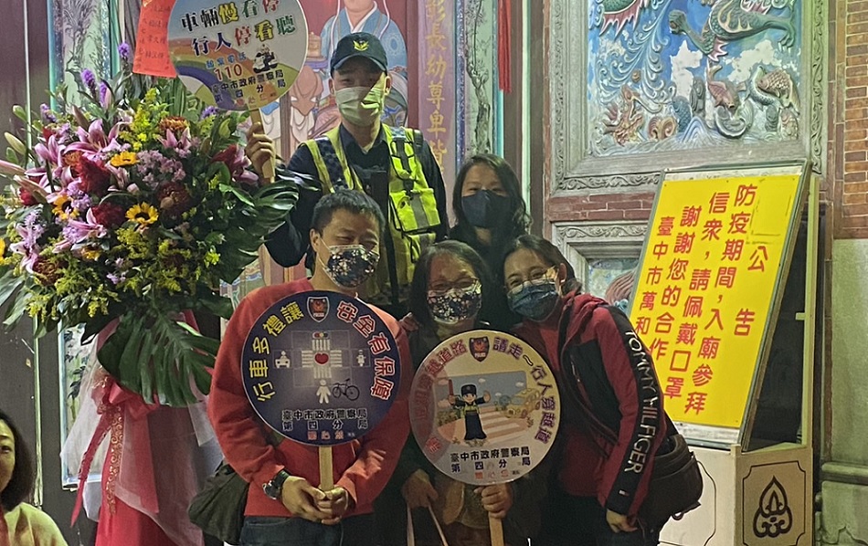 ▲ 員警把握機會向民眾宣導防竊、防詐與交通安全知識 (圖/台中市警察局 提供)