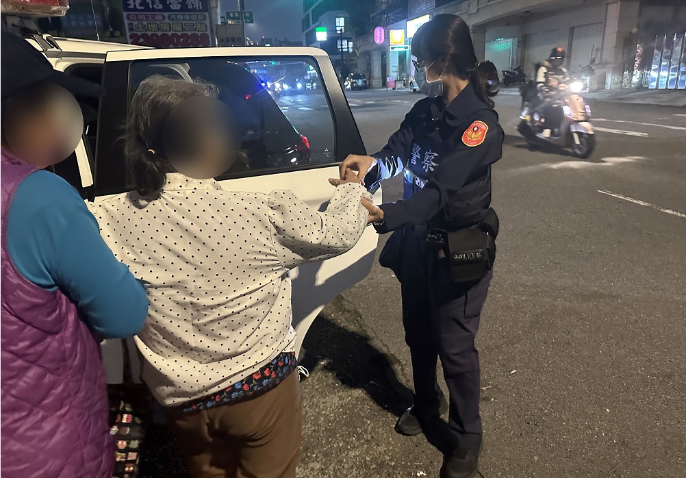 ▲ 失智嬤愛迺菜市仔，熱心路人目擊她跌倒協助報警 (圖/台中市警察局 提供)