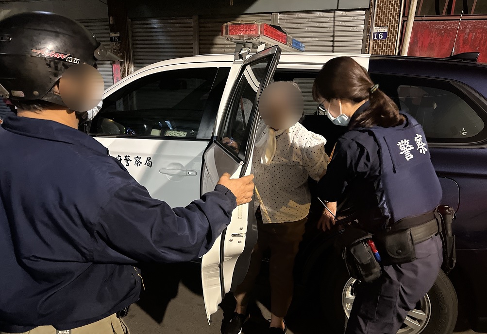 ▲ 女警眼尖認出曾協助過的阿嬤，暖心送她回家      (圖/台中市警察局 提供) 