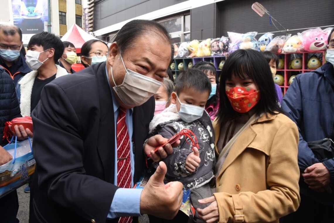 陳光復初一城隍廟春節一條街發福袋 祝福鄉親新年快樂