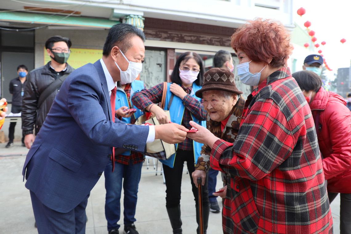 大年初一！嘉義縣長翁章梁各大廟宇參拜祈福、發紅包 兔年行大運、鴻兔大展!