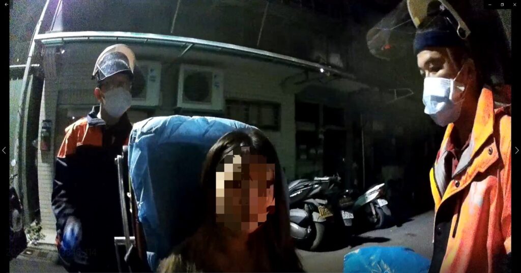 藍姓女子以刀割劃傷右手腕,並作勢從住處跳樓輕生。王等2員與119救護人員不斷地勸說藍女就醫