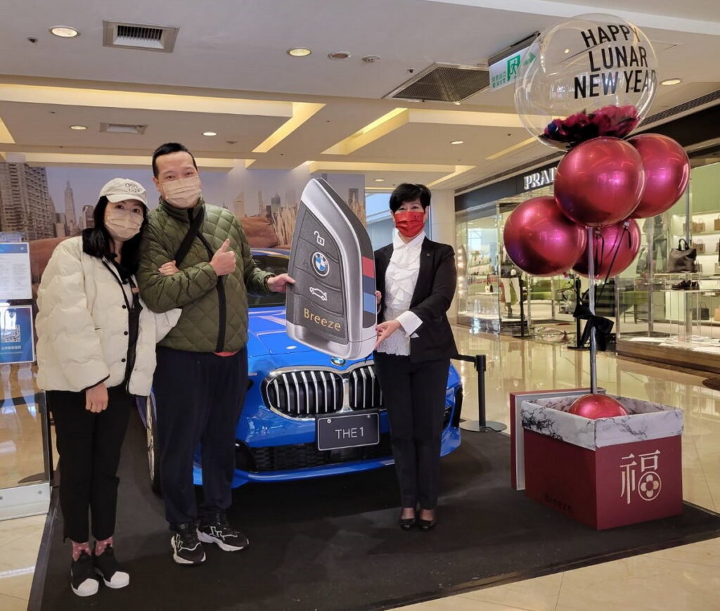 微風廣場副店長 李施萍頒發福袋最大獎市價175萬「BMW 118i Edition Colorvision 」乙台