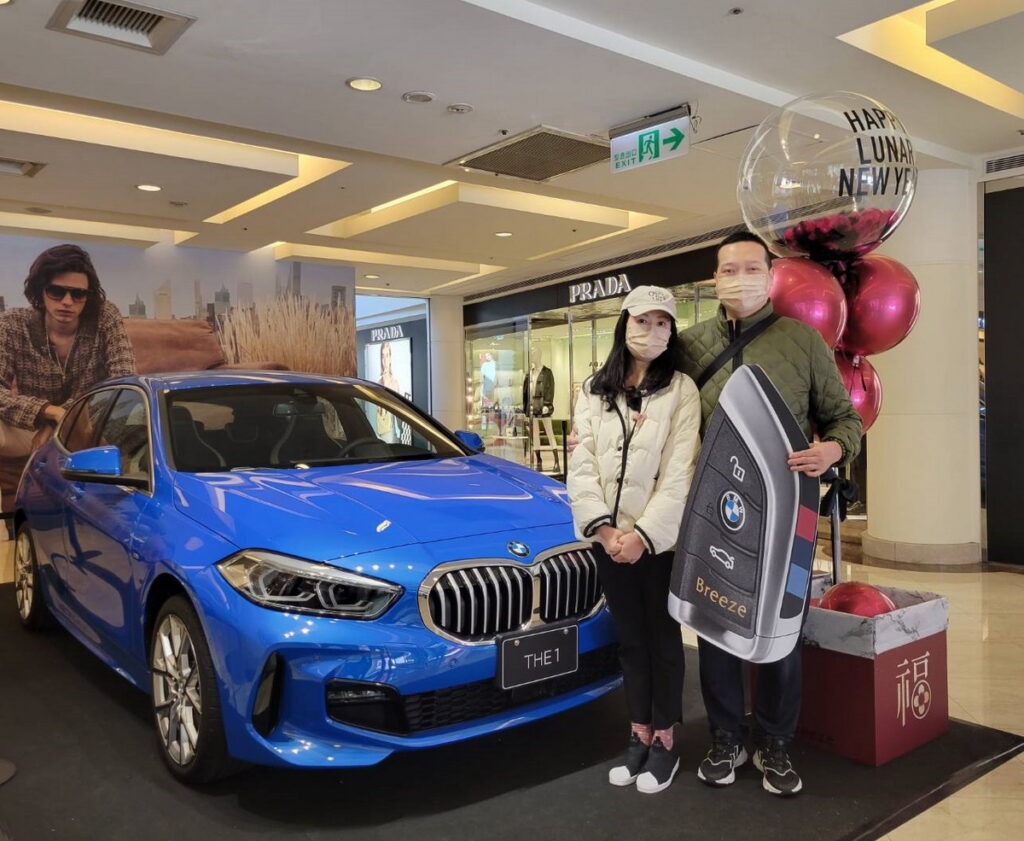 幸運得主抽中福袋最大獎市價175萬「BMW 118i Edition Colorvision 」乙台 開心合影