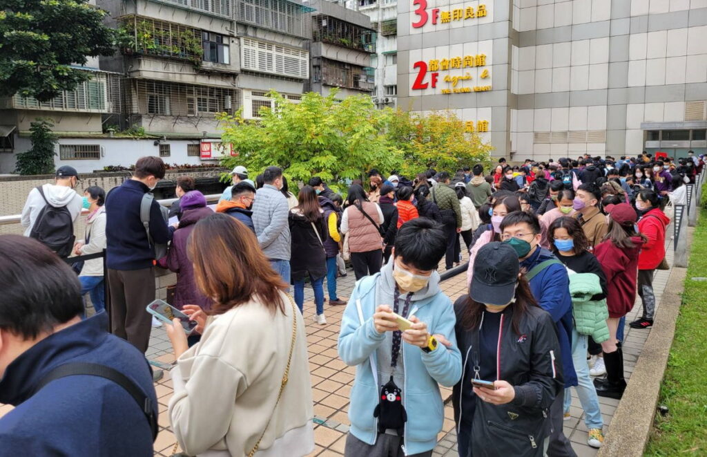 微風福袋排隊人潮