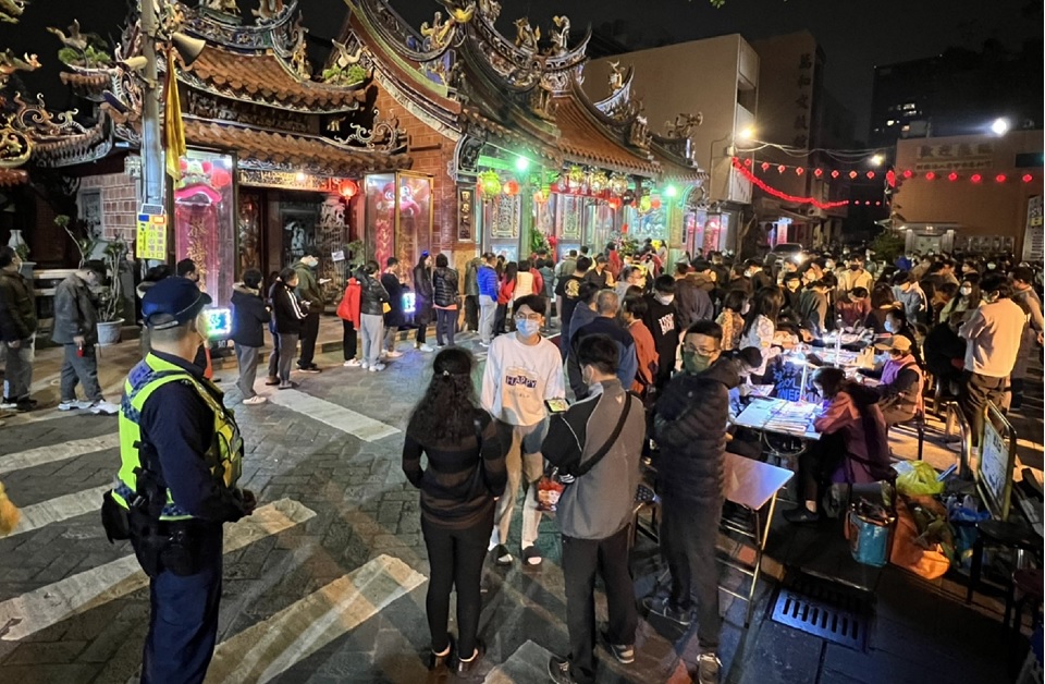 ▲犁頭店萬和宮誠摯信徒湧現迎過年 (圖/台中市警察局 提供)