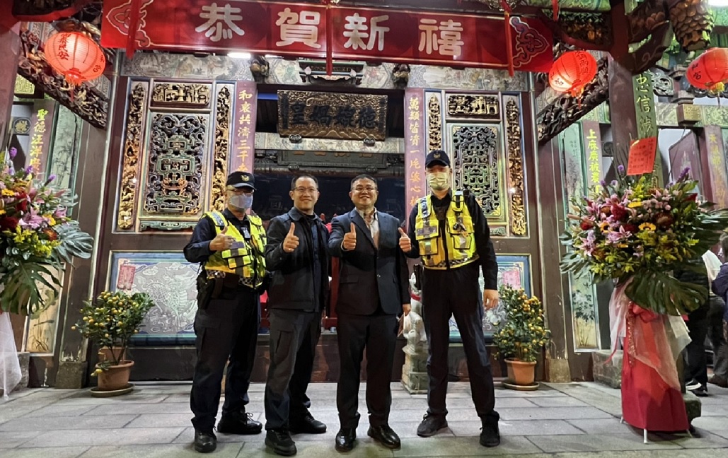 ▲ 南屯所長親自率隊佈崗,分區步巡維護萬和宮現場秩序 (圖/台中市警察局 提供)