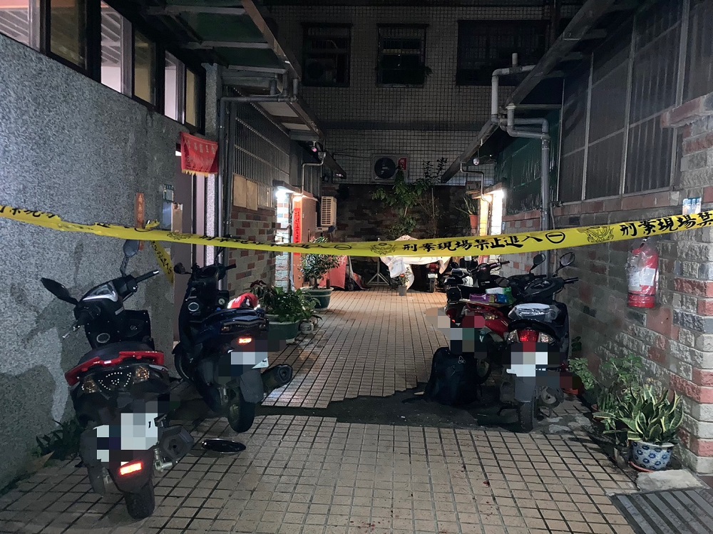除夕夜嫌鄰居太吵 莾漢刀砍1家4口肚破腸流 105 S 16802426