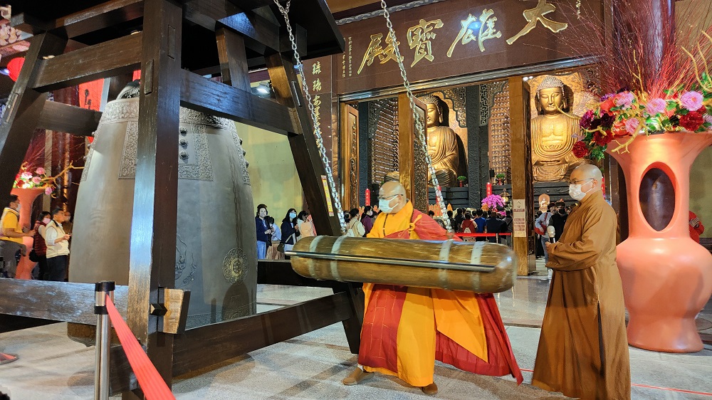 佛光山辭歲燒年香 佛前點燃第一炷心香祈求掃除疫情 111 32165890