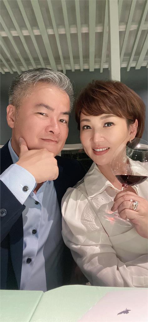 孩子除夕捐出壓歲錢！郁方「北車暖發200個紅包」見輪椅伯露宿淚崩