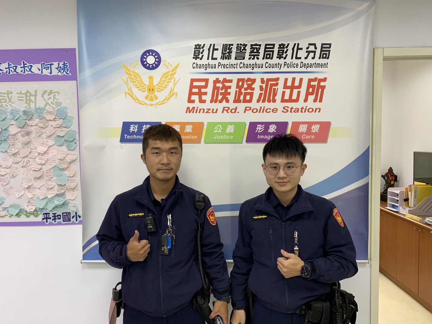 彰化縣警察局彰化分局民族路派出所警員王紹華、李晉訸等,日前助失智婦返家。(圖/記者謝榮浤翻攝)