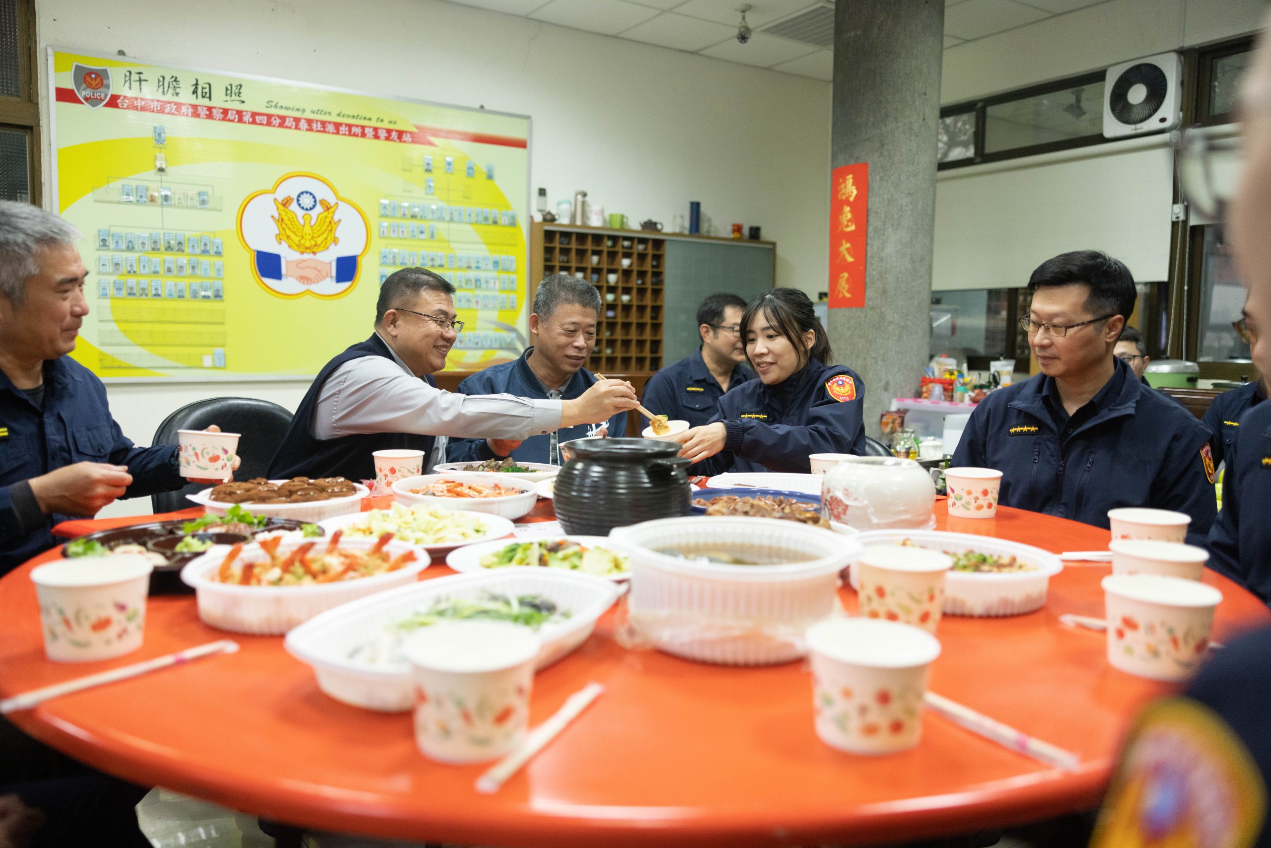 中市警四分局長李建興與同仁圍爐話家常。(圖/記者謝榮浤翻攝)