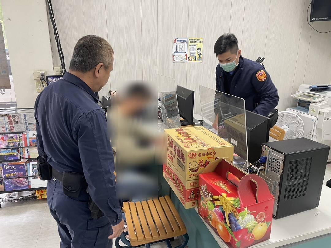 南竹所員警積極協助遺體家屬順利處理後事,與社會局、里長共同救助弱勢家庭。(記者宋紹誠翻攝)
