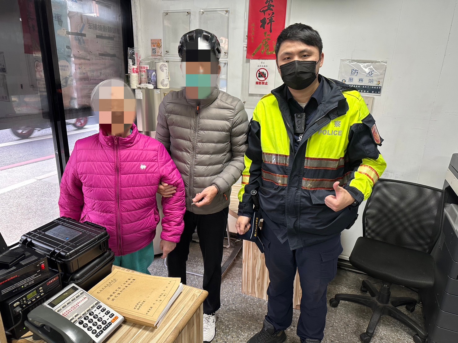 淡水警助失智老婦母子團圓。(記者戴昱弘翻攝)
