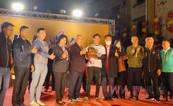 新港奉天宮搶頭香競逐激烈 優勝者滑壘進廟第二次得獎