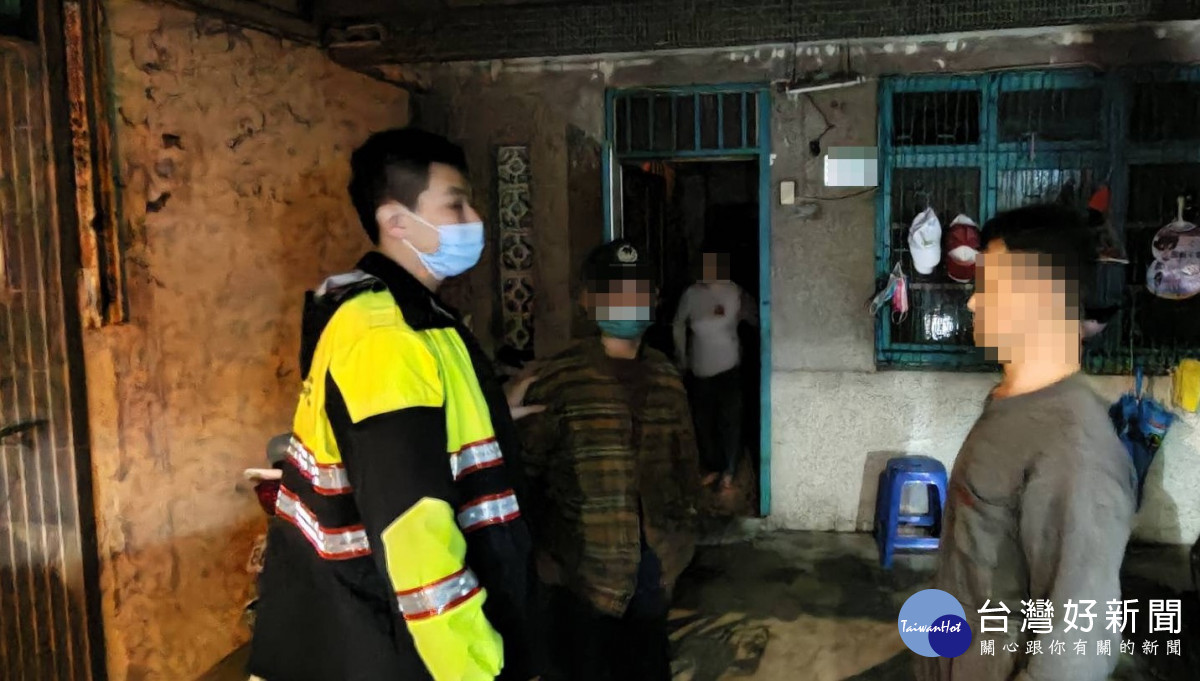 8旬翁新年迷途，暖警助返家團圓。<br /><br /> 