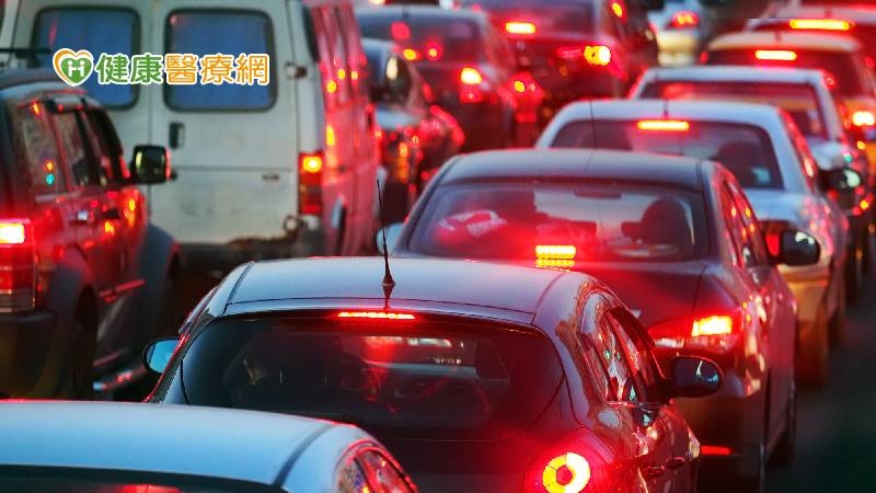 過年塞車憋尿憋出尿道炎? 營養師教你6招飲食預防法