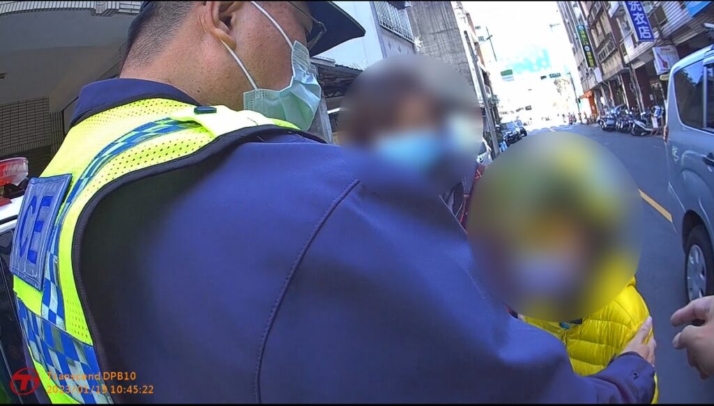 ▲ 小二男童鬧彆扭大玩躲貓貓,員警耐心地開導小男童 (圖/台中市警察局 提供)