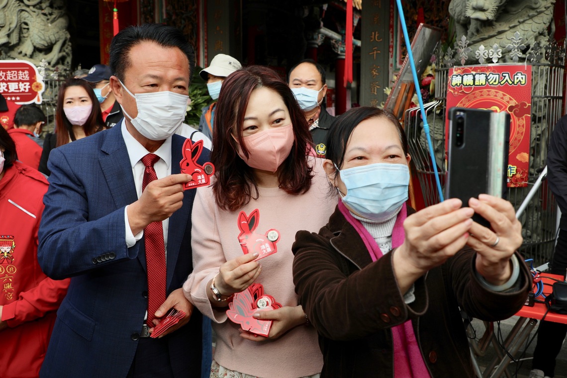 大年初二 嘉義縣長翁章梁偕妻子熱情向民眾拜年連跑11家寺廟分送紅包 熱鬧滾滾