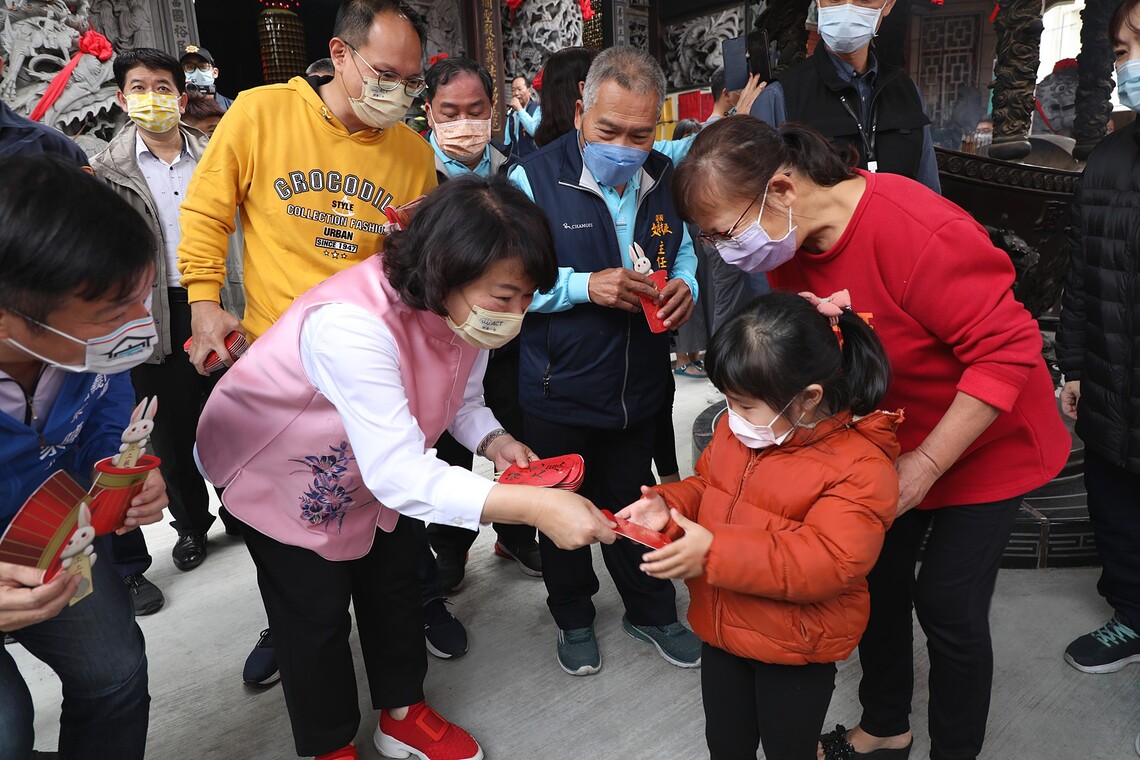 大年初二嘉義市長黃敏惠發紅包祝大家平安開運一整年 吸引民眾排隊索取沾福氣