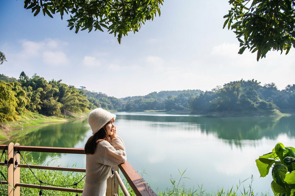 蘭潭湖光山色美景 