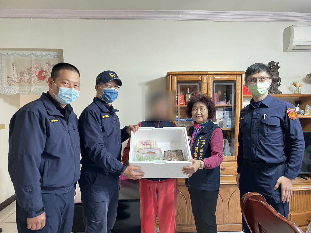 中市警四分局南屯派出所長廖雲傑等,偕同熱心民間友人贊助愛心物資,會同里長們將物資送至弱勢家庭及獨居老人家中。(圖/記者謝榮浤翻攝)