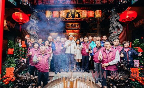 年初二續訪桃園各宮廟參香祈福 張善政發福袋祝福市民兔年行大運
