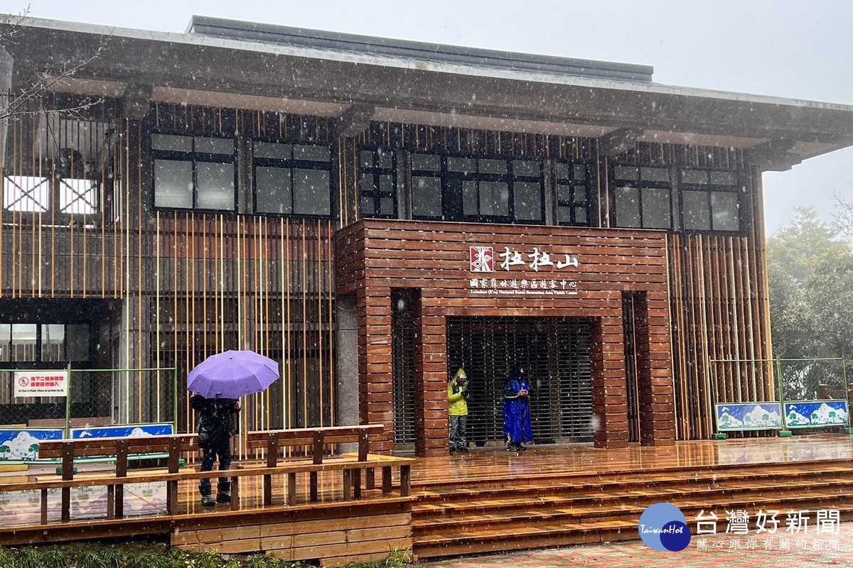 桃園市復興區拉拉山巨木區一帶出現冰霰有機會降雪,桃市府呼籲賞雪民眾注意安全。