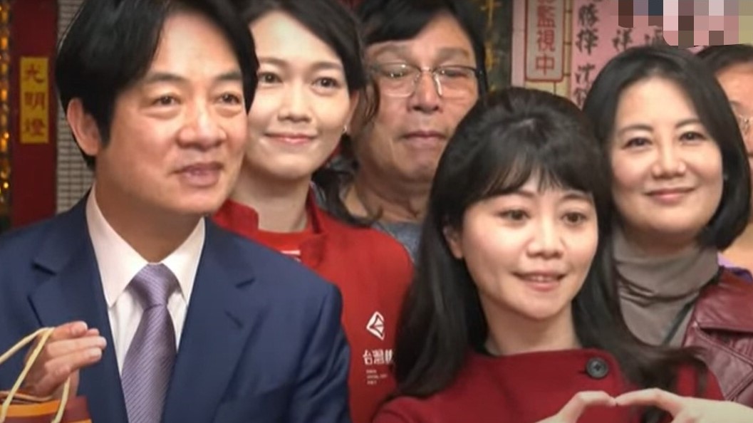 副總統賴清德到南港信天宮參拜,立委高嘉瑜(前排右一)與基進黨北市黨部主委吳欣岱(後排右一紅衣者)都到場。翻攝畫面