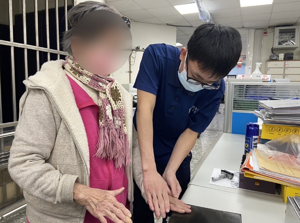 ▲ 員警徵得女兒同意，幫阿嬤製作指紋捺印建檔 (圖/台中市警察局 提供)
