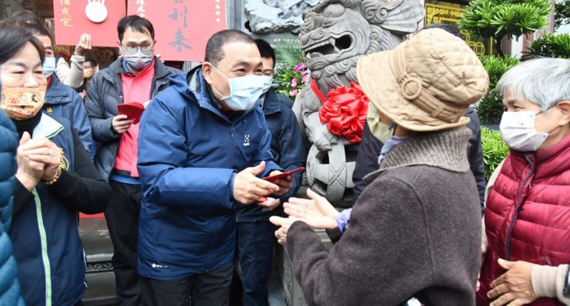 侯友宜初三至土城震安宮及五穀先帝廟發福袋 提醒民眾做好防寒措施