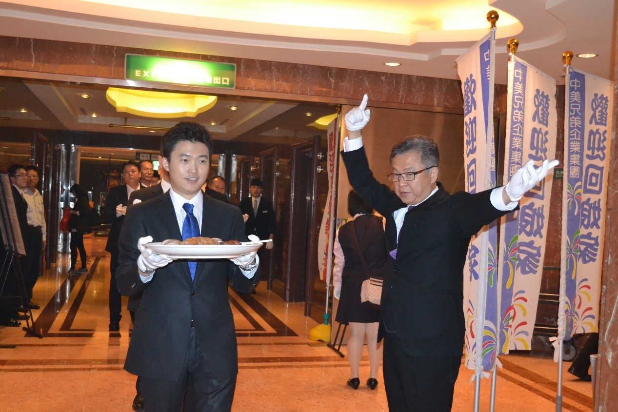 圖說:中美非常重視會員藥房回娘家活動,新任董事長林命權當年曾親自端菜登場揭開餐會序幕