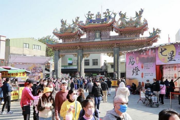 黃偉哲參拜安平開台天后宮 民眾熱情領取旺兔紅包
