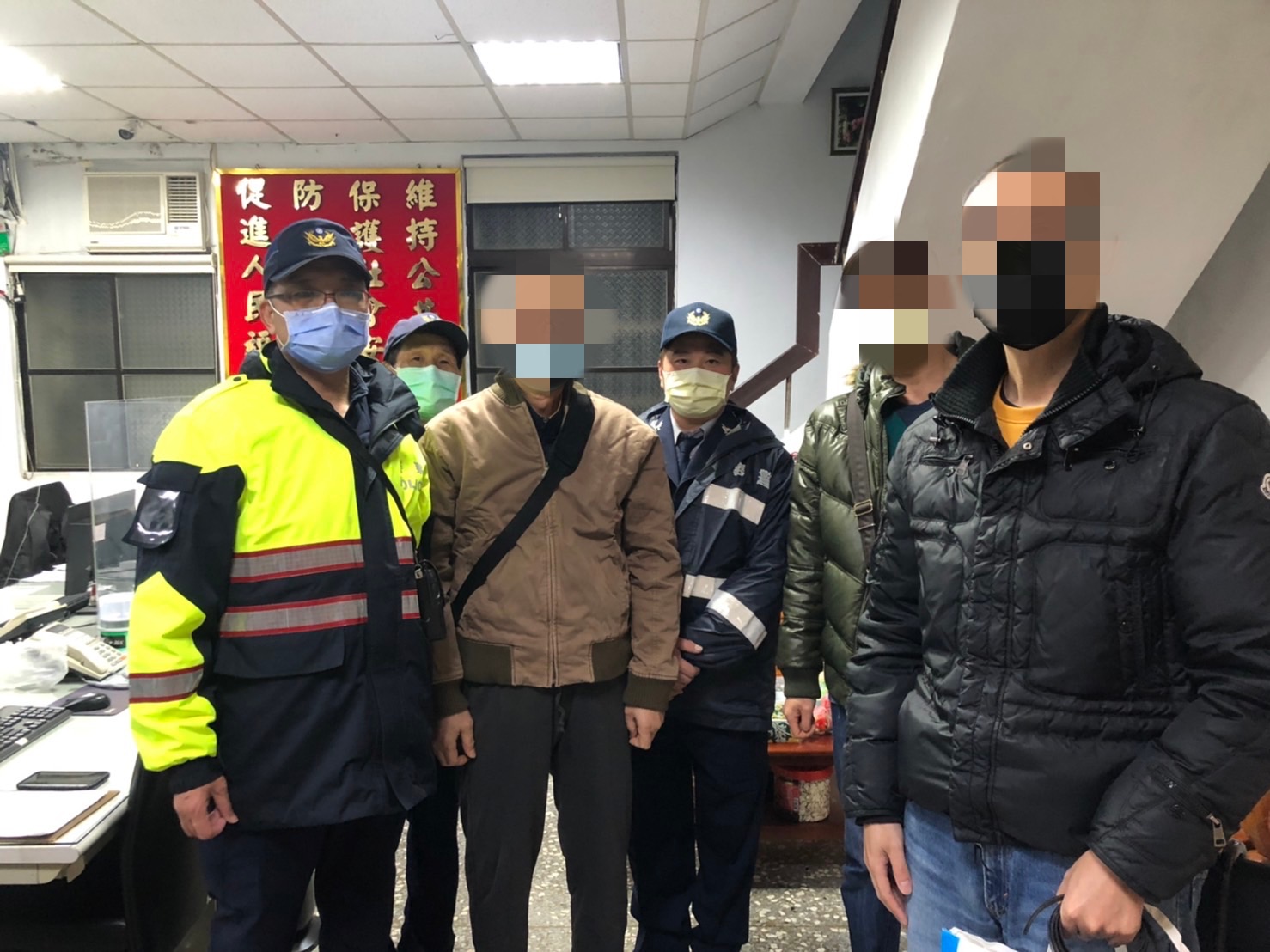 老翁及其家人感謝淡水警的救助。(記者戴昱弘翻攝)