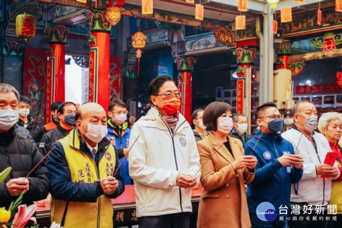 張市長在平鎮褒忠祠向義民爺祈福。<br /><br /> <br /><br />