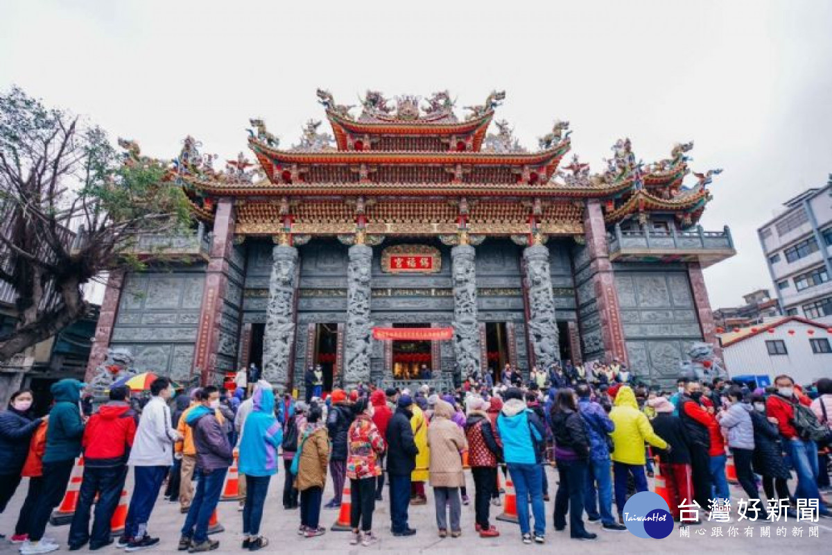 許多鄉親不畏天候寒冷,仍排隊領取福袋,心意令人感動。