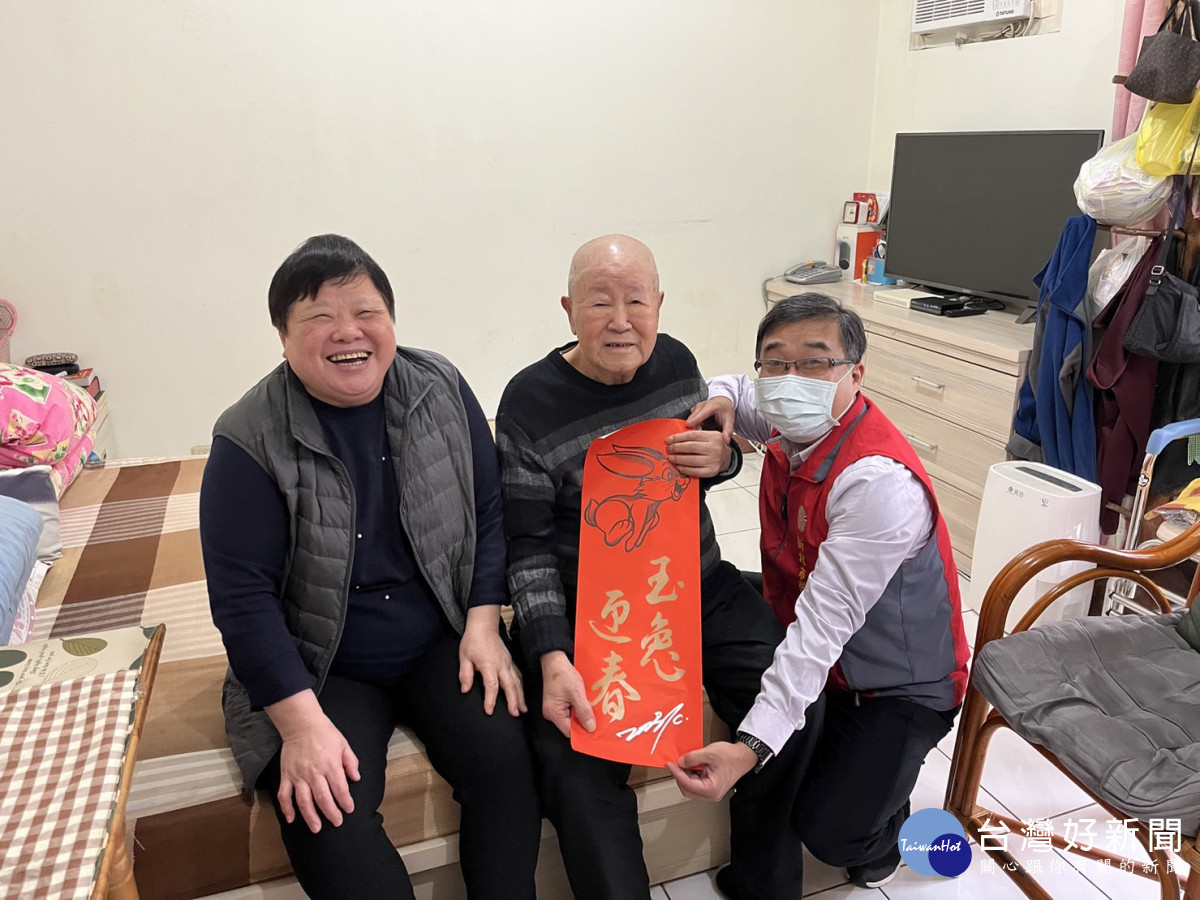 李毓錫副處長(右)訪視王伯伯(中)和王媽媽(左),祝褔雙老新春如意