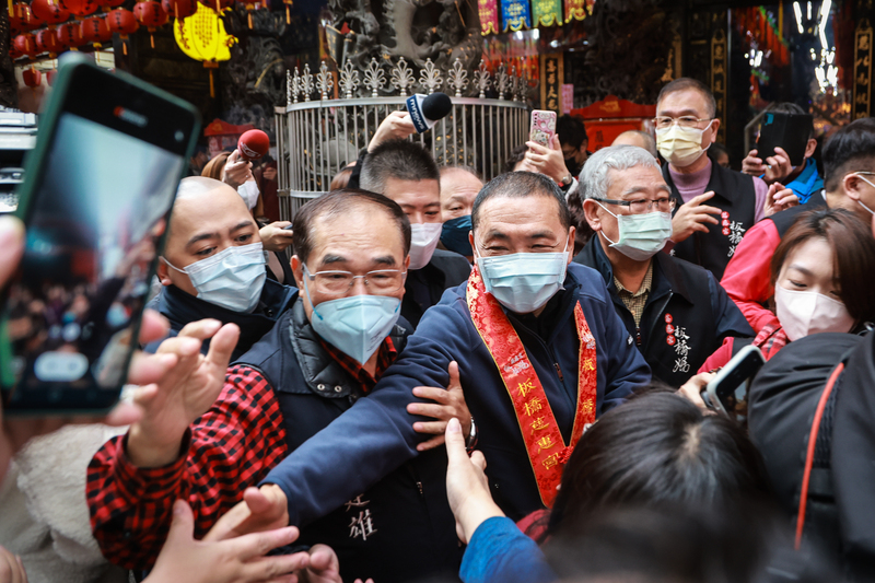 新北市長侯友宜(中)春節期間到廟宇參香祈福,受到民眾熱烈歡迎。中央社