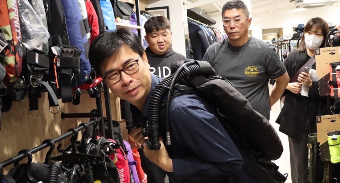 潛水資歷30年 陳其邁走訪專門店暢談潛水經